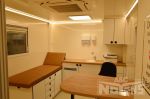 902063 consultatieruimte dokter onderzoeksbed medical truck
